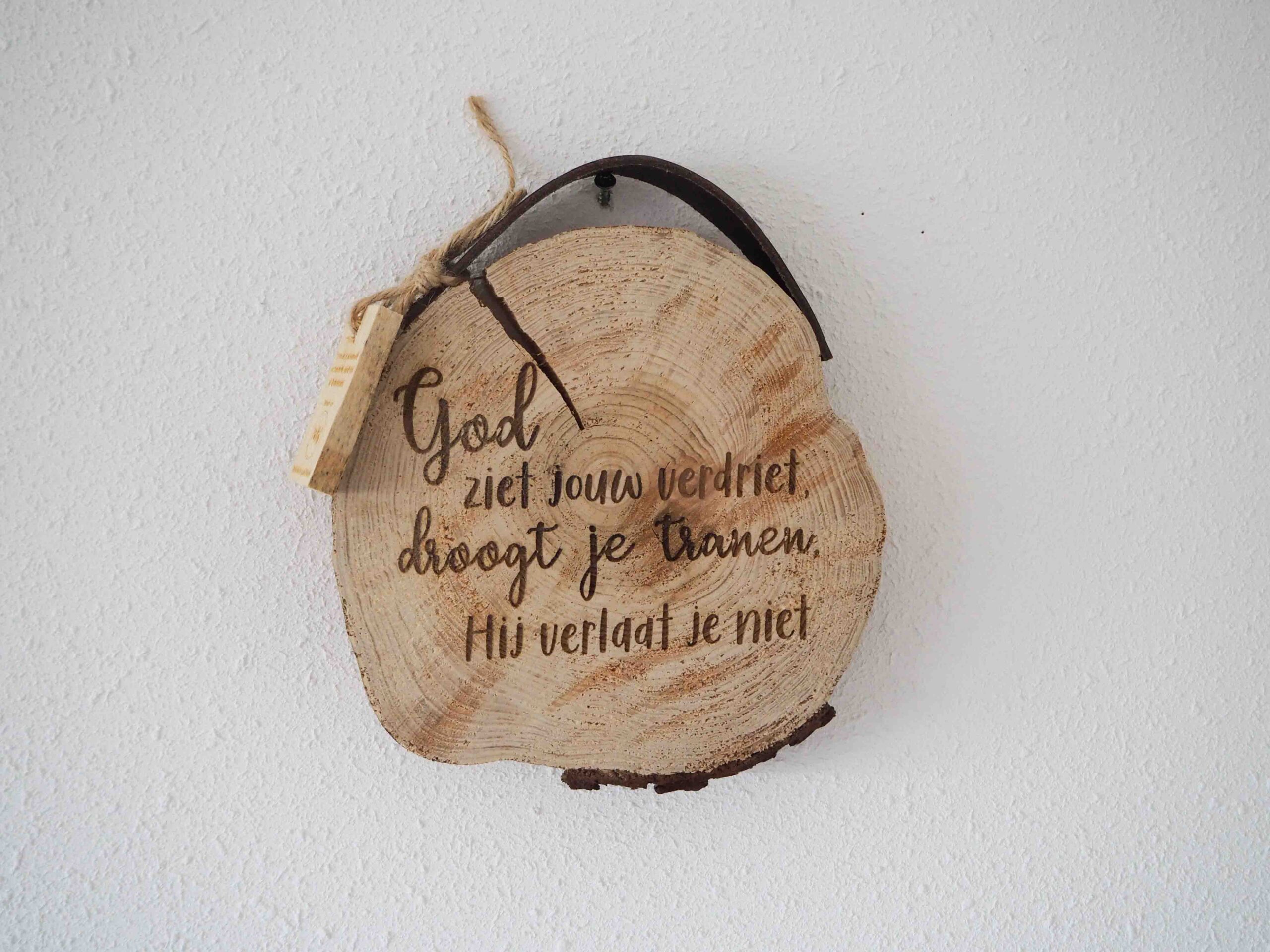 authentiek Home & Living>Decoratie|Cadeauartikelen>Houten bord|Home & Living>Houten decoraties|Cadeauartikelen>Laserproducten|Home & Living>Ornamenten Boomschijf met leren band "God ziet jouw verdriet"